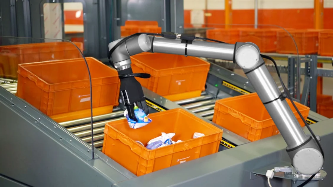 Inside an Automated Warehouse: How Robotic Picking Systems and Pallet Robots Work Together Seamlessly